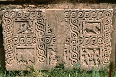 Arkitekturfragment med snidad dekoration, hög kejsartid (27 f.Kr. - 395 e.Kr.) (se detalj 267012)
