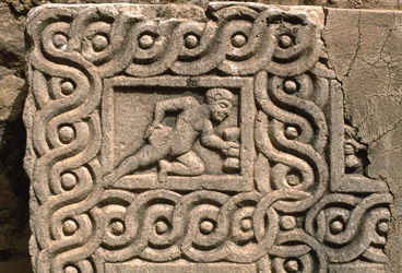 Arkitektoniskt fragment med snidad dekoration, detalj, höga kejsarperioden (27 f.Kr.-395 e.Kr.) (se även 267011)