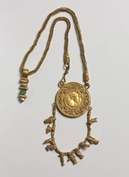 Krage med medaljong och hänge, 200-300