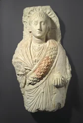 Begravningsfigur av en kvinna, hittad i Oxyrhynchos, 300-400-talet (kalksten med spår av gesso och färg)