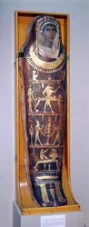 Målat och förgyllt mumiefodral av Artemidorus med enkaustiskt porträtt i hellenistisk stil, från Hawara (målad och förgylld stuckatur) (se även 46817 och 26166)