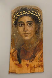 Porträtt av en ung kvinna i rött, 90-120 AD (encaustic, limewood, bladguld)