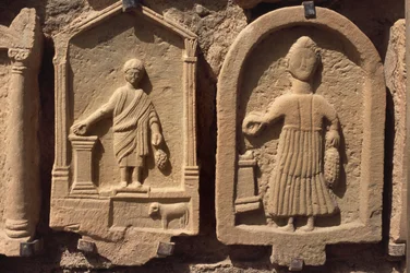 Stelae föreställande mänskliga figurer
