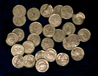 28 mynt från perioden för den västromerske kejsaren Flavius Honorius (384-423) och den östromerske kejsaren Flavius Arcadius (377/378-408), 300- och 500-talet (mynt)