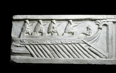 Ett krigsfartyg (låg relief)