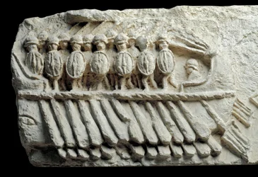 Bireme bär beväpnade soldater (låg relief)