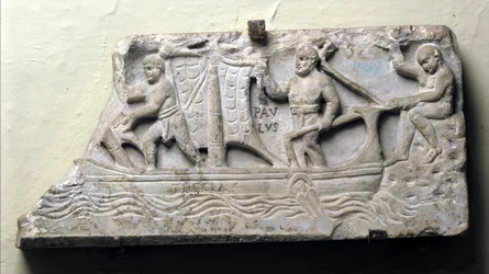 Omslag av en sarkofag med en symbolisk representation av ett skepp som heter Thecla: Saint Paul håller i rodret och manövrerar seglet.