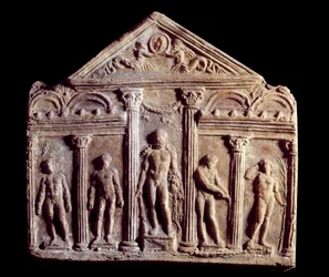 Dekorativ terrakottaplakett kallad Campana som representerar ett tempel med statyer inklusive Hercules i mitten. Antika Rom. Paris, Louvren