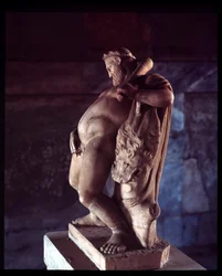 Berusad Herkules. Skulptur från Hjortarnas hus, 500-talet f.Kr. - 100-talet e.Kr.