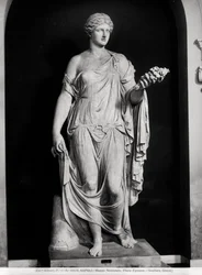 Kvinnlig staty som heter Flora Farnese, 2:a-3:e århundradet e.Kr. (marmor) (s/v foto)