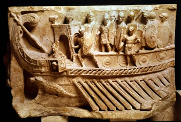 Låg romersk relief föreställande en birem. En krokodil kan ses nedanför fören. Vatikanen, Vatikanstaten, påvliga monument, museer och gallerier.