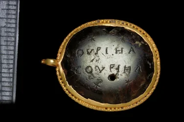 Magiskt hänge, 3:e - 4:e århundradet e.Kr. (guld & heliotrop)