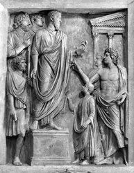 Marcus Aurelius (121-180 e.Kr.) håller ett tal på forumet, eller Hadrianus (76-138 e.Kr.) håller ett begravningstal för Sabine, förmodligen 3:e eller 400-talet e.Kr. (marmor) (s/v foto)