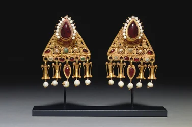 Ett par örhängen, 2:a - 3:e århundradet e.Kr. (guld, pärlor, granat och glas)