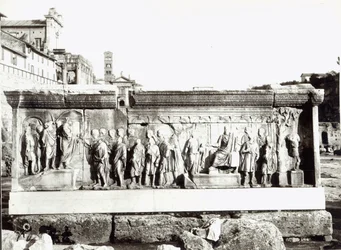 Pluteus av Trajanus med skildringar av Institutio Alimentaria (marmor) (s/v foto)
