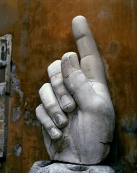 Höger hand, från Konstantins koloss (marmor)