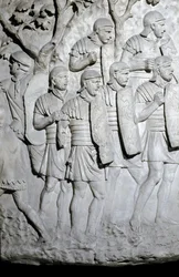 Romersk konst: "" Romerska legionärer redo för strid"" Form från 1862 som reproducerar basrelieferna av Trajanus kolumn (kolonn Trajane) (Colonna Traiana) i Rom byggd under kejsar Trajanus regeringstid (53-117). Trajane-kolonnen firar segern