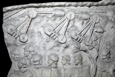 Romersk konst: "" Krigsmaskiner under andra kriget"" Form från 1862 som återger basrelieferna av Trajanus kolumn (kolonn Trajanus) (Colonna Traiana) i Rom byggd under kejsar Trajanus regeringstid (53-117). Trajane-kolonnen firar segern