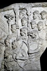 Romersk konst: "" Krigare som bär Vexillum (romerska banderoller)"" Form från 1862 som återger basrelieferna av kolonn Trajanus (Trajanus kolumn) (Colonna Traiana) i Rom byggd under kejsar Trajanus (53-117) regeringstid. Trajane-kolumnen firar minnet av v