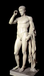 Romersk konst: marmorskulptur av Marcus Claudius Marcellus (42-23 f.Kr.), Augustus brorson, utförd av Kleomenes från Aten, omkring 20 f.Kr., mått 190 cm - Paris, Musée du Louvre - gravstaty till ära för Marcellus (42-23 f.Kr.), Augustus brorson och förste