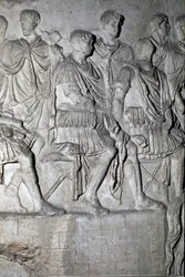 Romersk konst: "" den romerske kejsaren Trajanus på tribunen som håller ett krigsråd"" Form från 1862 som återger basrelieferna av kolonnen av Trajanus (kolonn Trajanus) (Colonna Traiana) i Rom byggd under kejsar Trajanus regeringstid ( 53-117). Trajane ko