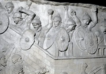 Romersk konst: "" Romerska soldater till försvar av ett fäste"" Form från 1862 som återger basrelieferna av Trajanus kolumn (kolonn Trajanus) (Colonna Traiana) i Rom byggd under kejsar Trajanus regeringstid (53-117). Trajane-kolonnen firar minnet av vi
