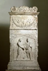 Romersk konst: gravaltare dekorerat med en bröllopsscen (Junctio dextrarum). Lågrelief. Rom, Museo Nazionale Romano. Äktenskapligt handslag (Junctio dextrarum). Marmorrelief, romersk konst, från ett gift pars gravaltare. Rom, Museo Nazionale Romano