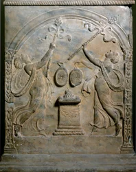 Romersk konst: gravaltare som avbildar två dansande menader. Lågrelief. Rom, Museo Nazionale Romano