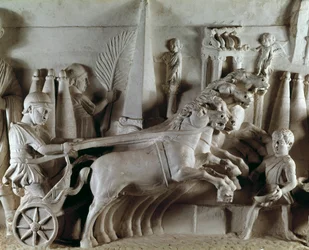 Romersk konst: skulpterad relief som representerar en fyrhjulig vagn som dras av fyra hästar. Museum för romerska antikviteter, Rom
