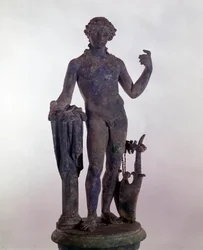 Romersk konst: staty av Apollo i brons. Museum för romerska antikviteter i Rom
