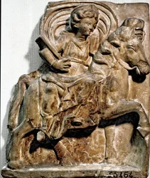Romersk konst: gudinnan Epona, en gudom av galliskt ursprung, ryttarnas och resenärernas beskyddare. Kalkstensstele funnen i Gannat (Allier), Auvergne. Saint-Germain-en-Laye. Museet för nationella fornlämningar