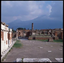 Romersk konst: utsikt över forumet, den arkeologiska platsen i Pompeji (1:a århundradet f.Kr.-1:a århundradet e.Kr.) Italien (romersk konst: utsikt över forumet i Pompeji