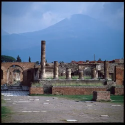 Romersk konst: utsikt över forumet, den arkeologiska platsen i Pompei (1:a århundradet f.Kr.-1:a århundradet e.Kr.) Italien (romersk konst: utsikt över forumet Pompeji