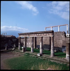 Romersk konst: utsikt över Apollontemplet på den arkeologiska platsen Pompei (300-talet f.Kr.-2:a århundradet f.Kr.) Italien (romersk konst: utsikt över Apollontemplet, Pompeji, 300-talet f.Kr.-2:a århundradet f.Kr., Italien)