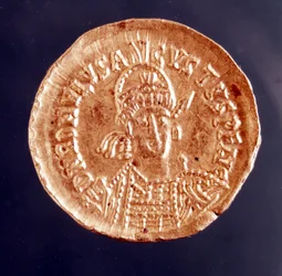 Romulus Augustulus, på latin Flavius Romulus Augustus (eller Romulus Augustulus, på italienska Romolo Augustolo), omkring 460-511, den siste västromerske kejsaren. Porträtt på ett mynt, 400-talet