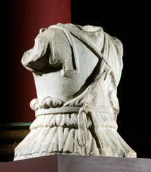 Skulpterad torso av en kavallerist (marmor) (se även 371178)