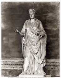 Staty av en vestalisk jungfru eller prästinna av Romulus (marmor) (s/v foto)