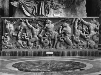 Jättarna, detalj av en relief föreställande Ariane och en gigantomachy (marmor) (s/v foto)