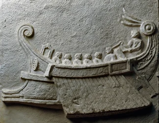 Trireme som bär beväpnade soldater (låg relief)