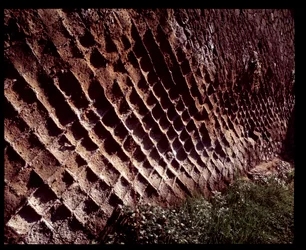 Vy över väggarna byggda med opus reticulatum konstruktionsteknik, 500-talet f.Kr.-1:a århundradet e.Kr