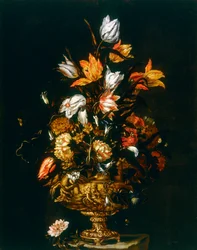 Metallvas med präglade blommor