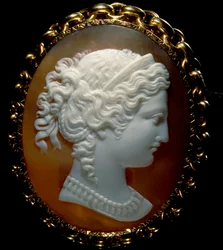 Porträtt av en kvinnlig profil; cameo på sardonice, infattad i guld
