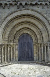 1100-talskyrka med en vacker Poitevine-fasad (romansk stil). Chaize-Giraud i Vendée (85).