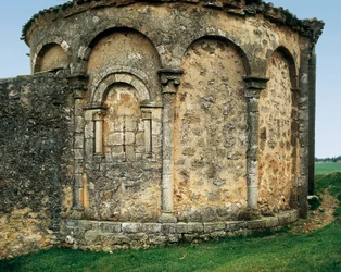 Absid sedd från utsidan, Johannes Döparens kyrka. Michael (katolska församlingen St. Mikael ärkeängeln) i Valdenebro, Soria, Kastilien och León, Spanien, sent 1100-tal - tidigt 1200-tal (foto)