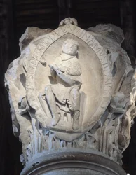 Huvudstad i kören som representerar den första tonen i den gregorianska sången (skulptur