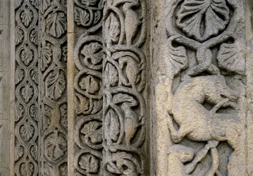Dekorativa detaljer av basilikans fasad, tidigt 1100-tal (relief)