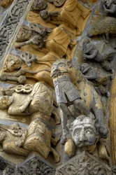 Detalj av det snidade valvet på fasaden på katedralen Saint Marie, Oloron Sainte Marie (Atlantiska Pyrenéerna)