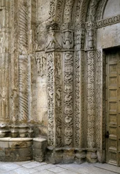 Detalj av fasadens vänstra sida av basilikans portal, tidigt 1100-tal (fotografi)