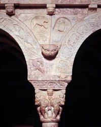 Detalj av Guds lamm och symbol för evangelisten Luke, ristad på tribunen av Priory