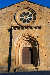 Fasad av kyrkan Saint Maria de Covet, Isona, Spanien